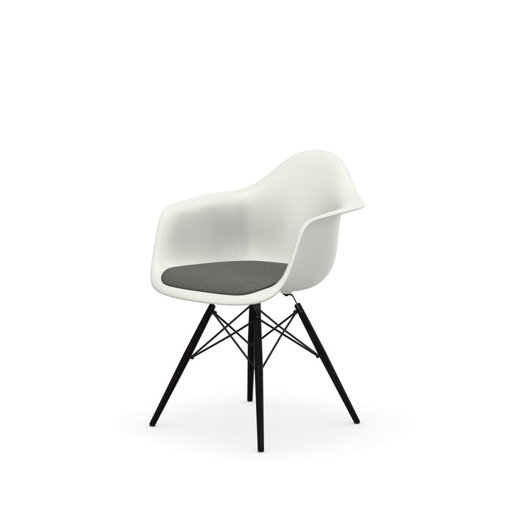 The picture of product Eames Plastic Armchair DAW