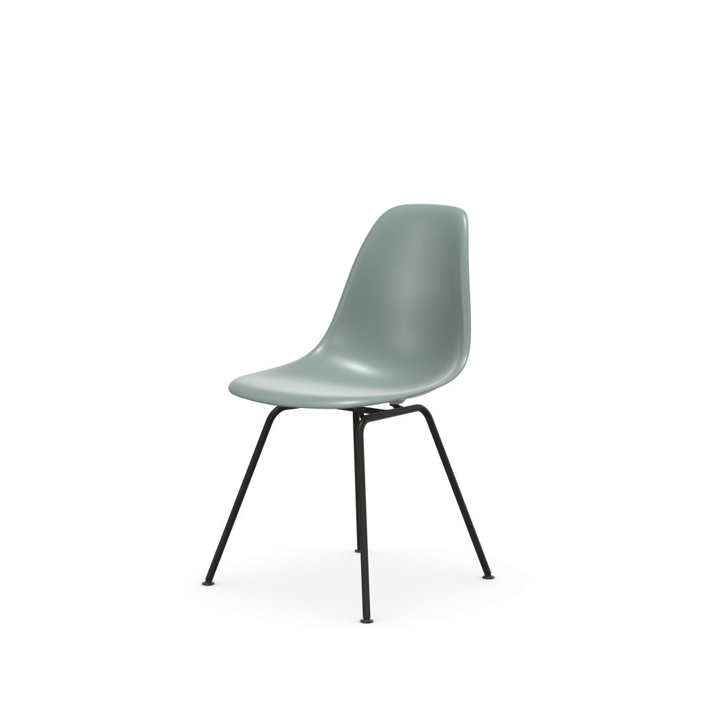 The picture of product Eames Plastic Side Chair DSX